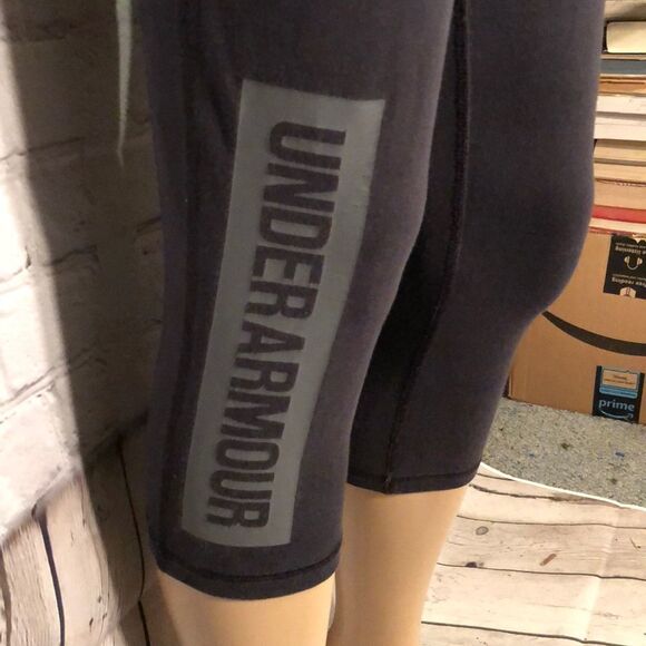 Under Armour Cropped Athletic Leggings Small - Picture 5 of 10